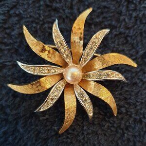Mid Century Gold-Plated Cultured Pearl & White Crystal Daisy Flower Brooch